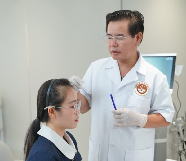 Quy trình thăm khám rụng tóc với bác sĩ Lê Quang Vương diễn ra như thế nào?