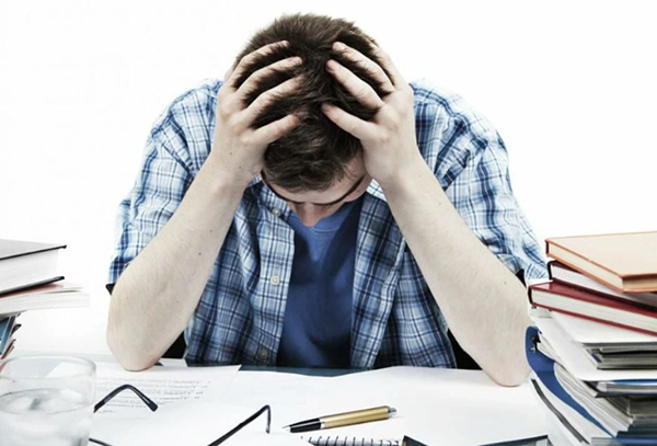Rụng tóc ở nam giới tuổi 20: Nguyên nhân và cách khắc phục